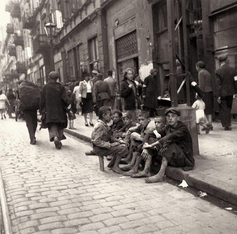 Варшава, 19 вересня 1941 року. Безпритульні єврейські підлітки на вулиці гетто