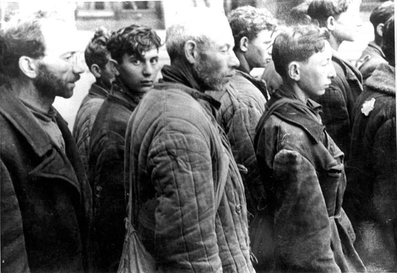 Мінськ, січень 1943. Євреї гетто перед відправкою на примусову працю