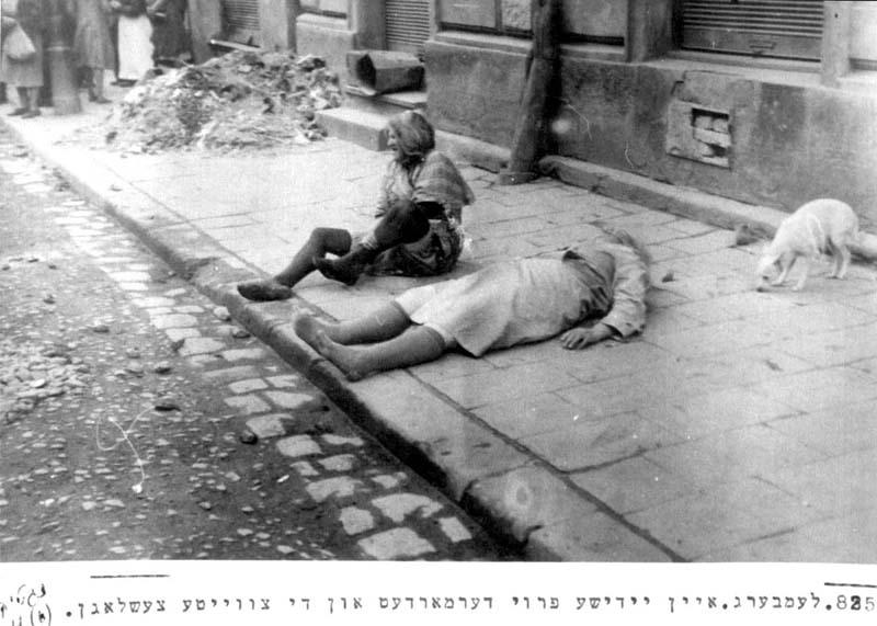Жінка, що сидить біля мертвого тіла на вулиці Львівського гетто