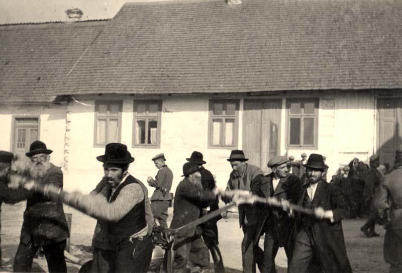 Львів, 1943. Німці спостерігають за євреями під час примусової праці