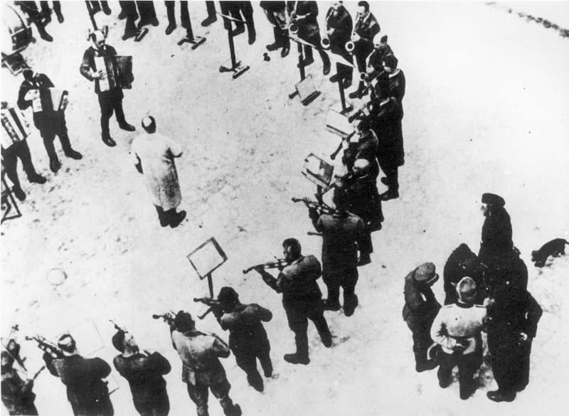 Оркестр в’язнів Янівського табору грає «Танго смерті» під час розстрілу. Варцок Франц.