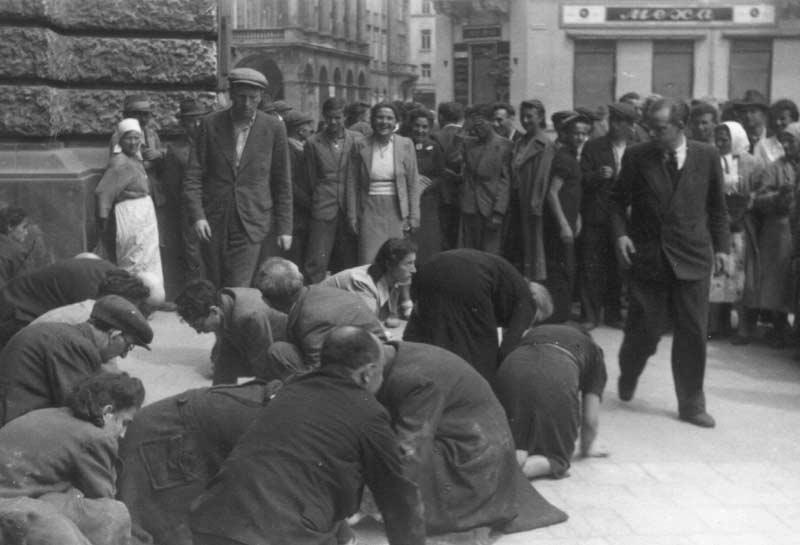 Львів, 1 липня 1941 р. Євреїв змушують мити бруківку під наглядом місцевого населення