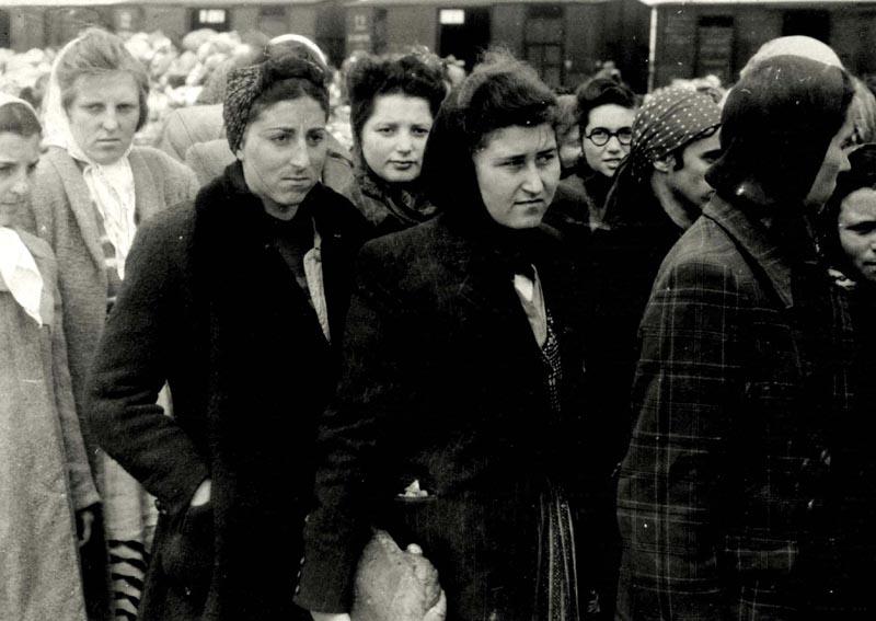 בירקנאו, פולין, מאי 1944, נשים יהודיות שהוגדרו ככשירות לעבודה לאחר הסלקציה
