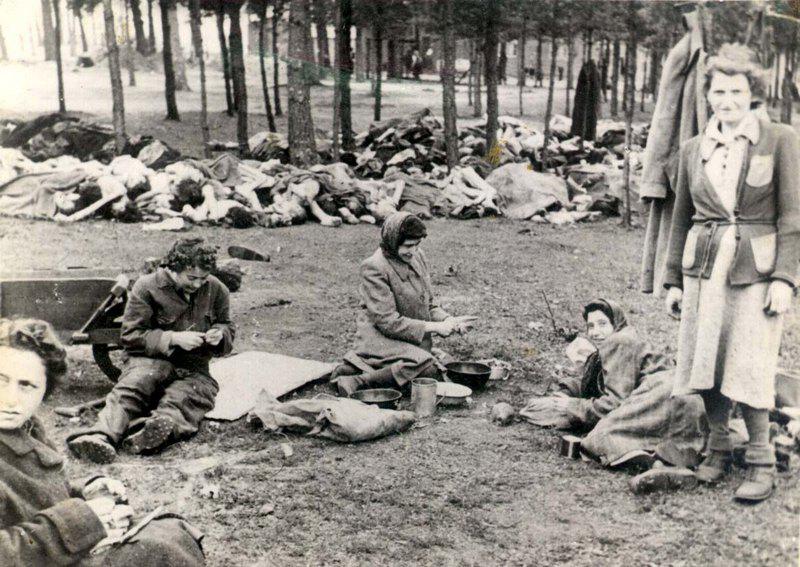 ברגן בלזן, גרמניה, 1945, אסירות משוחררות בשטח המחנה