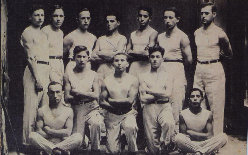 Skupinová fotografie sportovního týmu Makabi, Zamosc, Polsko, 1925.