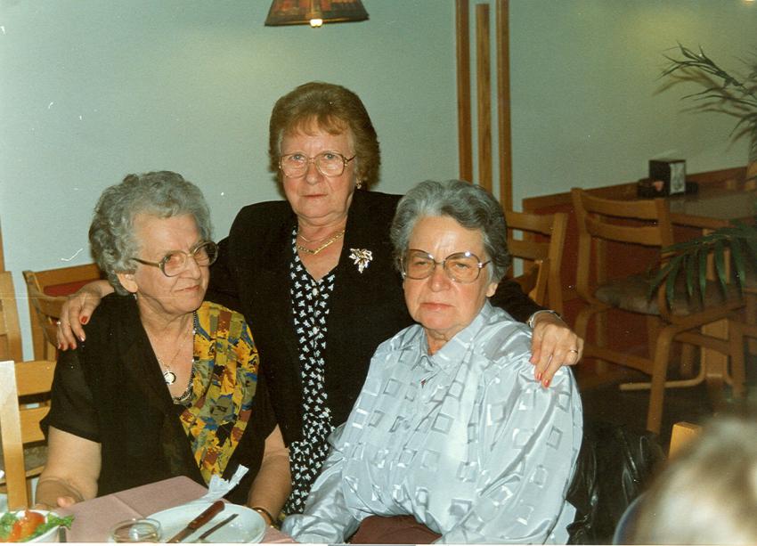 האחיות צ'יזמדיה- מימין אורנה שורני,מלבינה צ'יזמדיה ואולגה פישר