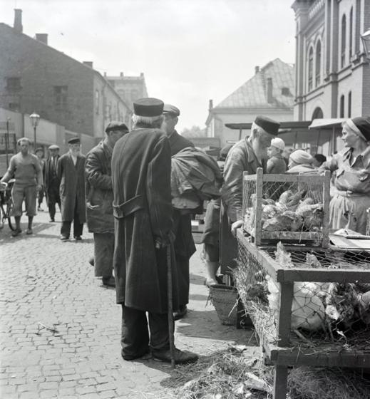 [Mercado fuera del centro Mirowskie, Varsovia], ca. 1935-38