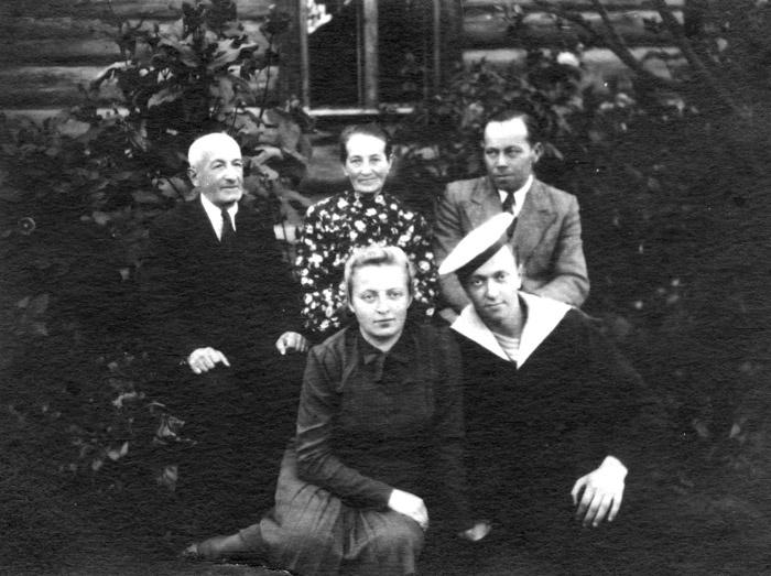Первый ряд: Ядвига Матусевич и Яков Израилит; Второй ряд, слева направо: Хаим Израилит, Анна Матусевич и Ян Матусевич. 1946 год