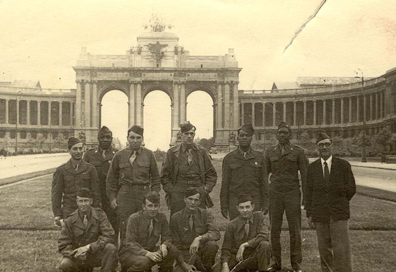 מאיר קליין עם חיילים אמריקאיים בשער ברנדנבורג, ברלין, 1945