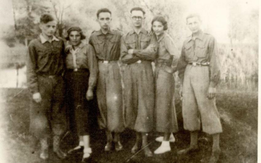 Členi socialistického sionistického mládežnického hnutí HaŠomer HaCair, Trzebinia ,Polsko, 1931