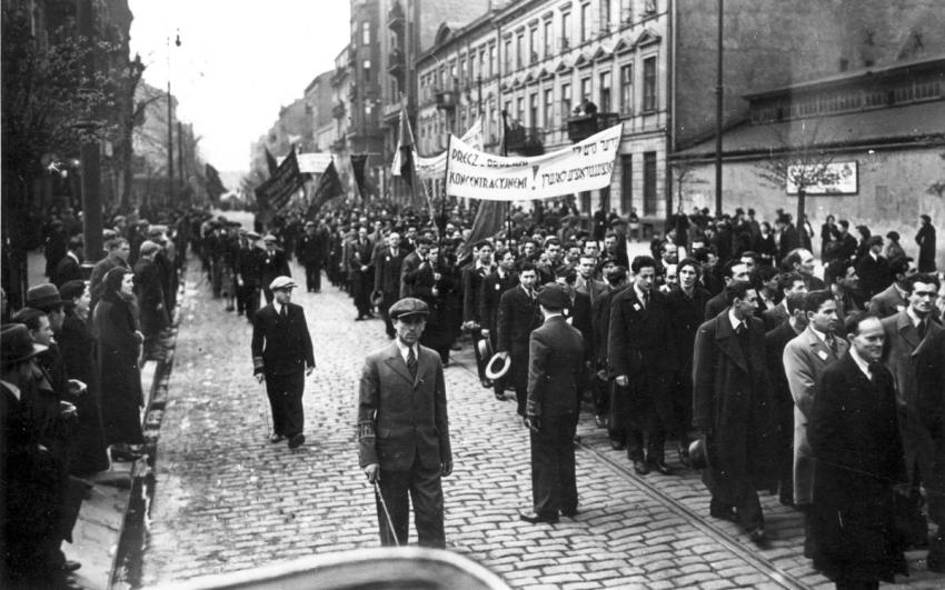 Členové organizace Bund při prvomájovém pochodu, Varšava, Polsko, 1936