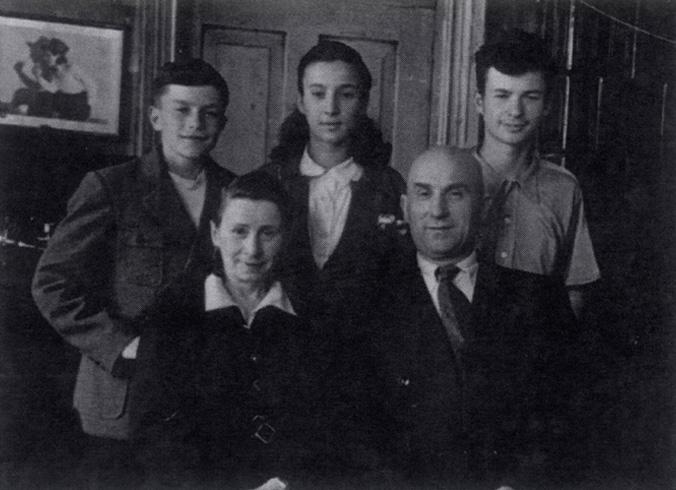 Семья Йодлович в 1945 году