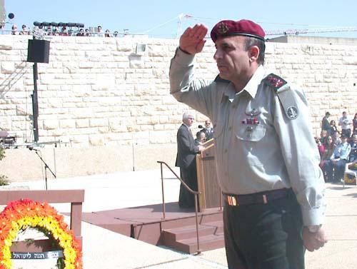 Chief of the General Staff, Maj.Gen. Shaul Mofaz pays tribute to the memory of the victims of the Holocaust