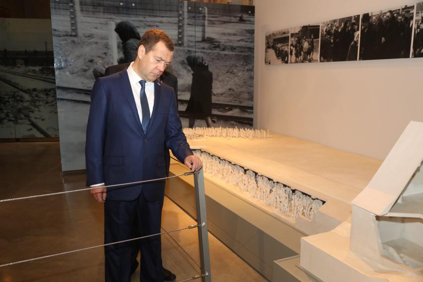 ראש ממשלת רוסיה דמיטרי מדבדב סייר במוזאון לתולדות השואה ביד ושם, ובו דגם של תאי הגזים באושוויץ-בירקנאו