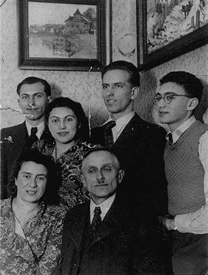 Nagl family, 1930s. František Moritz is sitting in the first row.