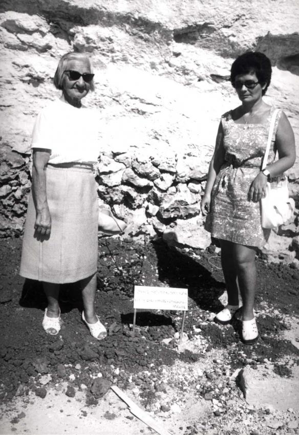 ילנה חלופינייטה עם רייטה וולפרט בטקס נטיעת העץ בשדרת חסידי אומות העולם ביד ושם, ירושלים, 20 באוקטובר 1974