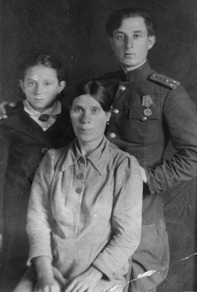 Татьяна Герасимовна Недостоева со спасенной Соней Махлиной и ее старшим братом Владимиром Махлиным. Ноябрь, 1943 год