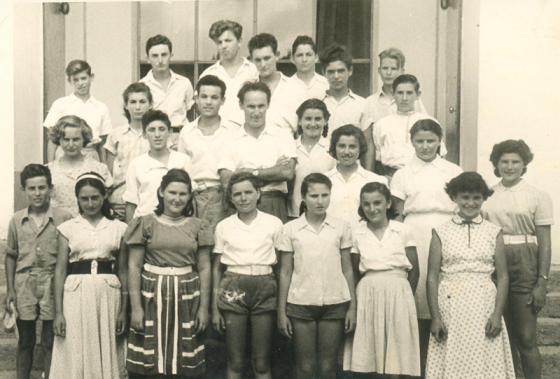 Bina (primera a la derecha, en la 1ª fila) en el internado Alonei Itzhak, en Israel, 1951, junto a otros huérfanos y niños rescatados