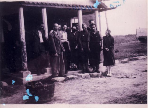 Фотография, сделанная в 1944 году в Латгалии, предположительно неподалеку от хутора Решни. Александра Дагарова – Нойм крайняя справа