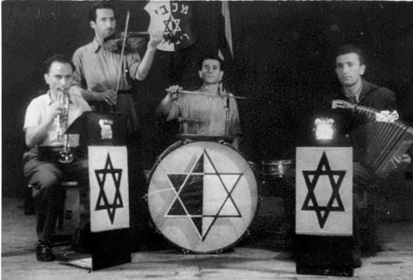 תזמורת מחנה הפליטים ריבולי בטורינו, ובה משה אברמוביץ (משמאל) מנגן בחצוצרה, איטליה, 1948