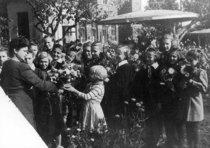 Воспитанники детского дома. В середине слева – Лариса Френкель. Минск, 1945 год
