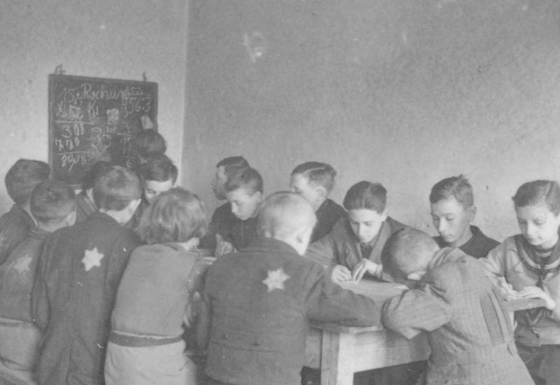 צעירים בשיעור, כנראה בבית יתומים בגטו, לודז', פולין.