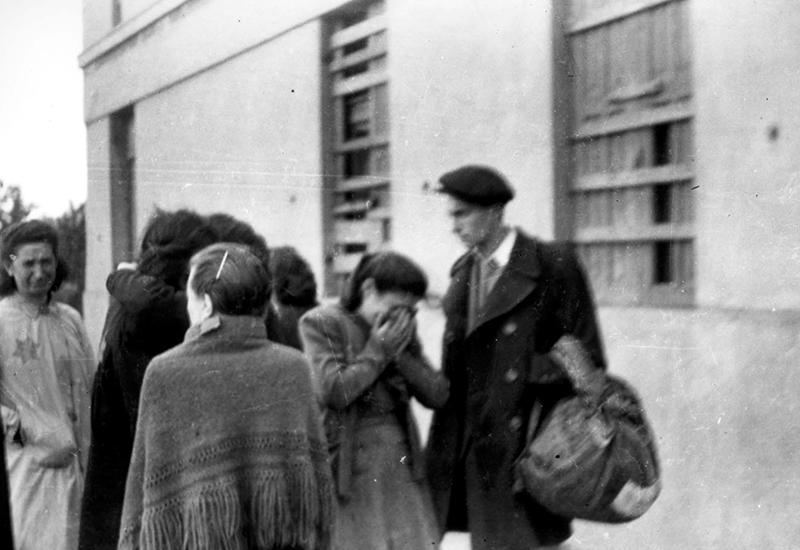 אנשים בחזית בית-הסוהר לפני הגירוש מגטו לודז', פולין