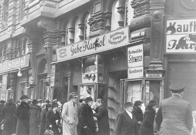 אנשים מתבוננים על בתי עסק הרוסים. מגדבורג, גרמניה, 10/11/1938.
