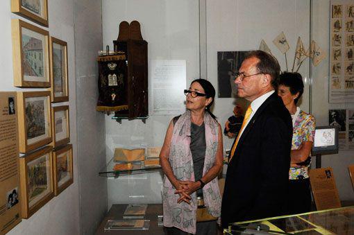 Speaker of the Swedish Parliament Per Westerberg (right) visited Yad Vashem on 17 July and was guided through the Holocaust History Museum by Deputy Director of the Museums Division and Senior Art Curator Yehudit Shendar (left)