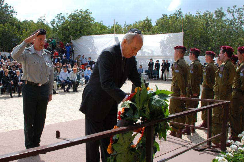 President of the State of Israel Shimon Peres lays a wreath during the ceremony