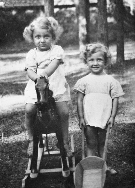 A  gêmeas Salina e Fay Friedmann, nasceram em dezembro de 1933, Polónia, foram salvas