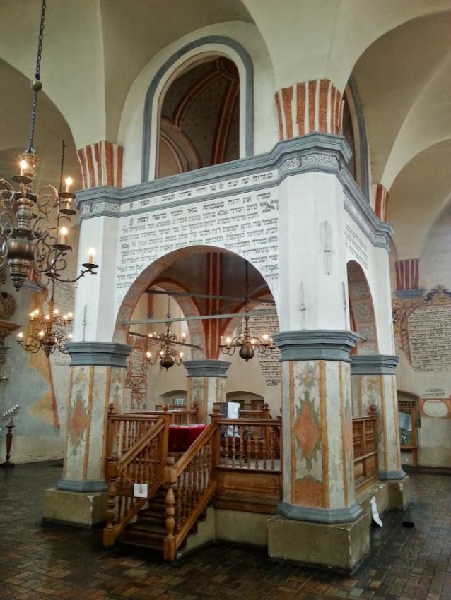 הבימה בבית הכנסת בטיקוצין