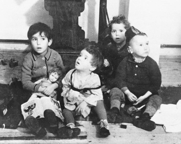 Niños judíos refugiados de Alemania, deportados en diciembre de 1938 a la zona desmilitarizada entre Hungría y Checoeslovaquia.