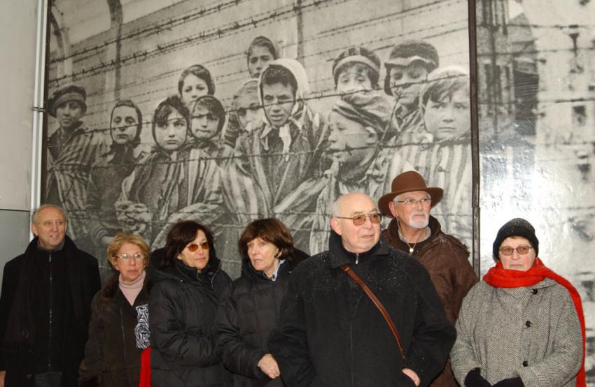 60 שנה אחרי - הניצולים שצולמו חוזרים לאושוויץ