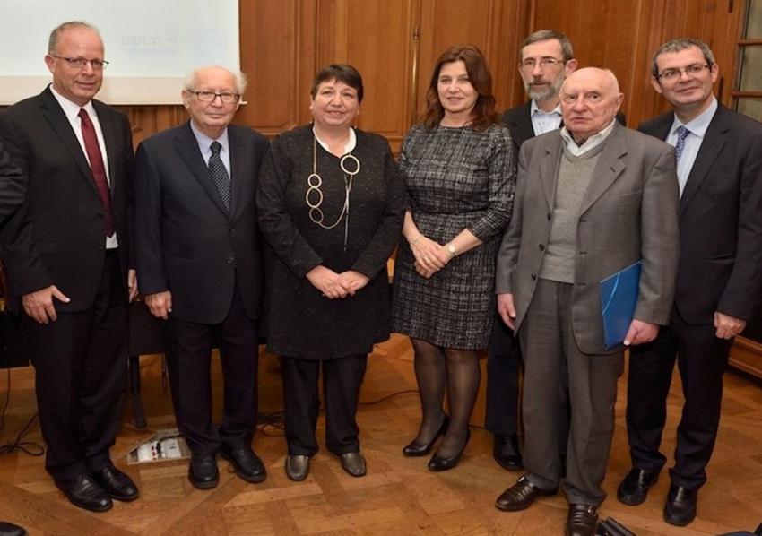 De gauche à droite : Haim Gertner, Serge Klarsfeld, Miry Gross, l’ambassadrice Aliza Bin Noun, Alexander Avram, Nicolas Roth et Philippe Allouche