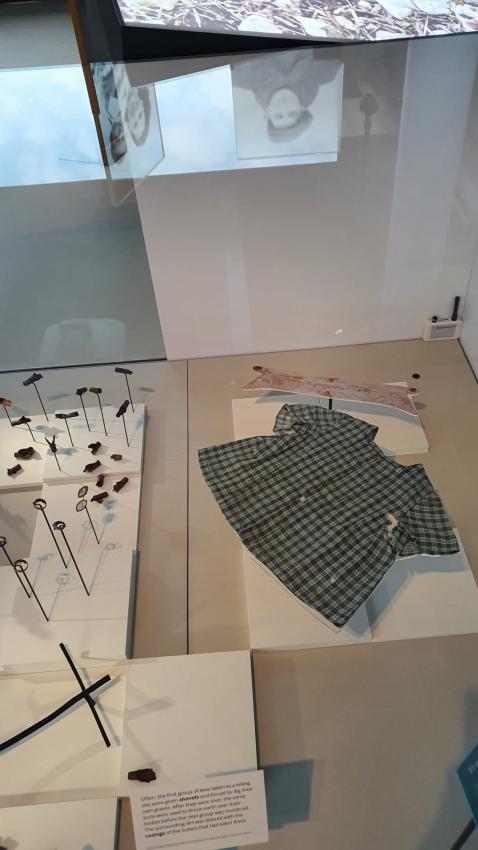 Une chemise qui a appartenu à un enfant juif assassiné dans une fosse, exposée au Musée Impérial de la guerre Yad Vashem