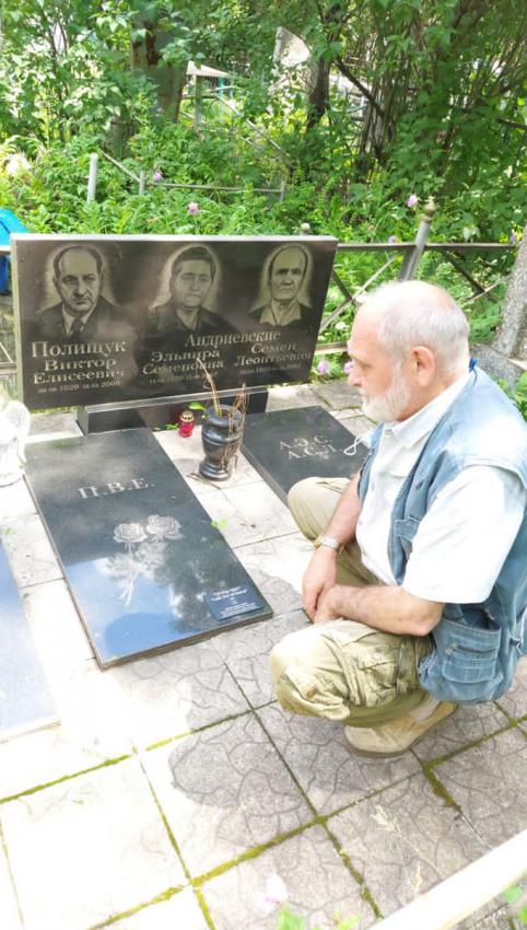 בנו של ויקטור במעמד קיבוע לוחית הזיכרון על קברו של ויקטור פולישצ'וק באוקראינה בסיוע בנו ונציג חב״ד שערך את הטקס במקום