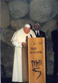 Pope John Paul II in the Hall of Remembrance at Yad Vashem, March 2000. Photo: Isaac Harari