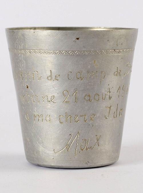 כוס ששלח מקס ויספה ממחנה המעצר דראנסי, צרפת, לבת דודתו אידה. על הכוס חרוטה הקדשה עם תאריך מעצרו של מקס - 21.8.41