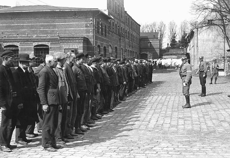 אסירים במפקד במחנה ריכוז אורניינבורג, גרמניה, 06/04/1933