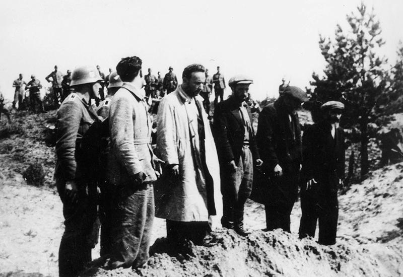 אסירים עומדים בשורה לפי הוצאה להורג ביריה, ברית המועצות, 1941.