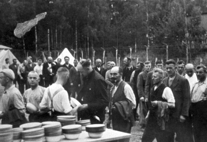 שבויים שעבדו במחנה שטוטהוף, בזמן חלוקת ארוחת הצהריים, פולין, ספטמבר 1939.