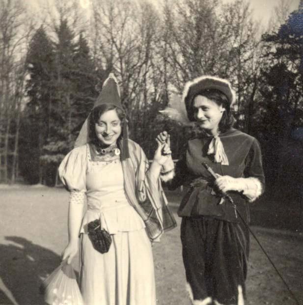 Guerda y Lisel Maier disfrazadas de príncipe y princesa, Alemania