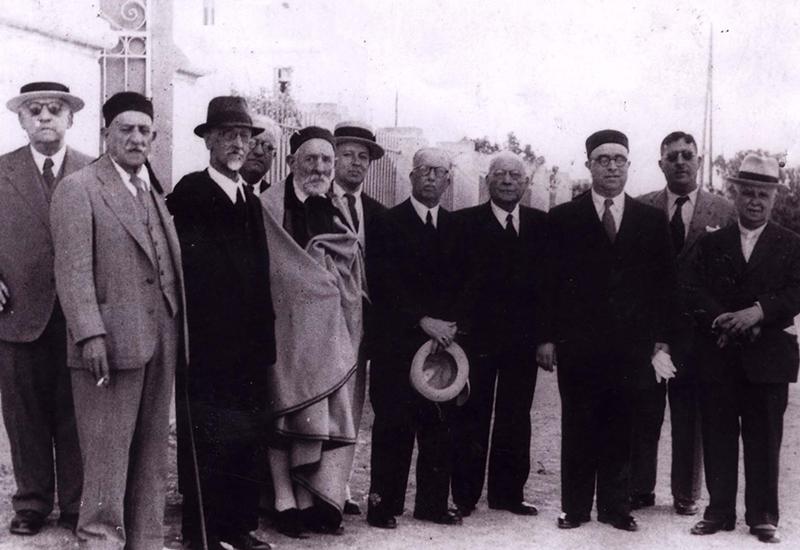 תצלום של הרב חיים בלאיש (חמישי משמאל), רב ראשי של הקהילה היהודית עם חברי המועצה של הקהילה, תוניס, 1942-1943