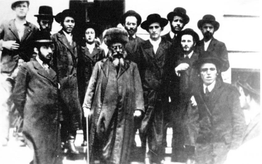 Druhý rabín z Bobova Ben Cion Halberstam (uprostřed) mezi příbuznými a chasidy, předválečné Polsko.