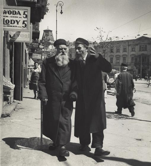 [Hombres hablando en la calle], Varsovia, ca.1935-1938