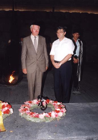 Чесловас Ракявичюс (слева) и Аарон Барак в Зале Имен в Яд Вашем во время церемонии в честь семьи Ракявичюс, 22 июля 1993 года