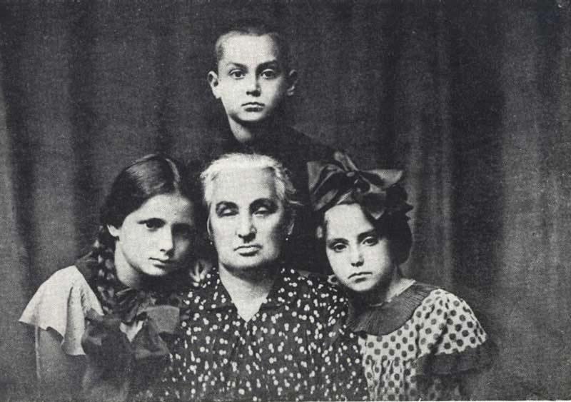יצחק רודאשבסקי עם סבתו ושתי בנות דוד, וילנה, פולין