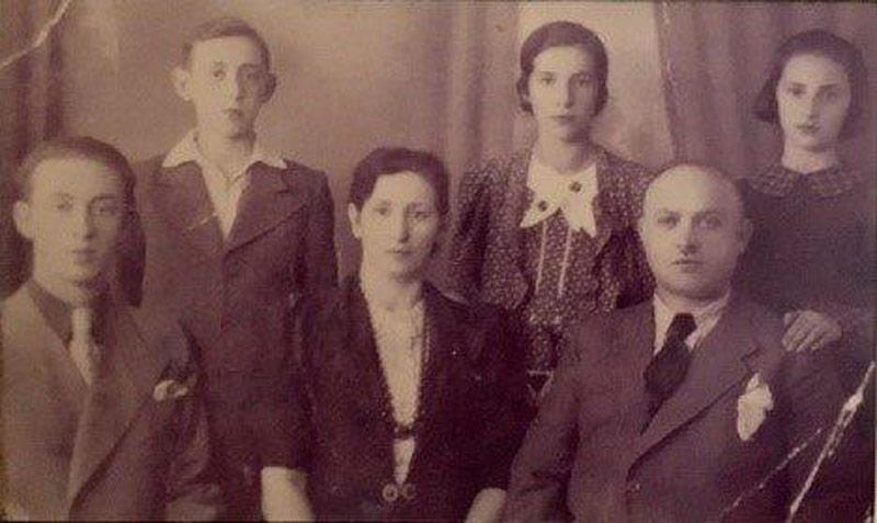 Retrato de su familia León Tenenbaum,sus padres Shmuel Tenenbaum y Masha Lesner y sus hermanos: Zalman ,Rosa y Rajel (Posiblemente del año 1937)