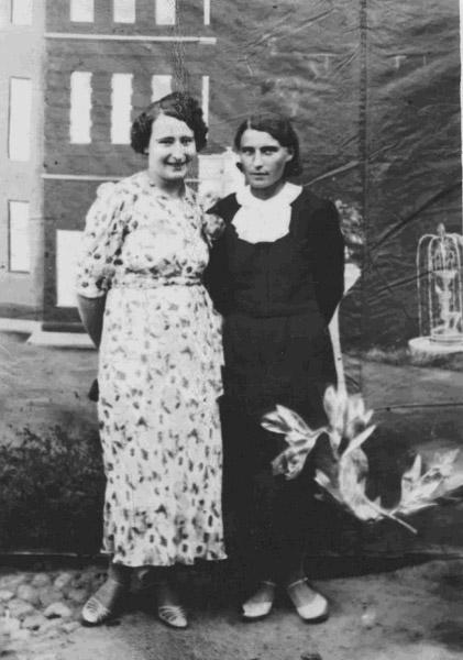 Сестры Стася (справа) и Броня. 1944 год